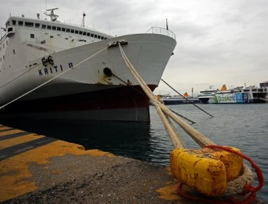 Σε κινητοποιήσεις προχωρούν από αύριο οι εργαζόμενοι στα λιμάνια